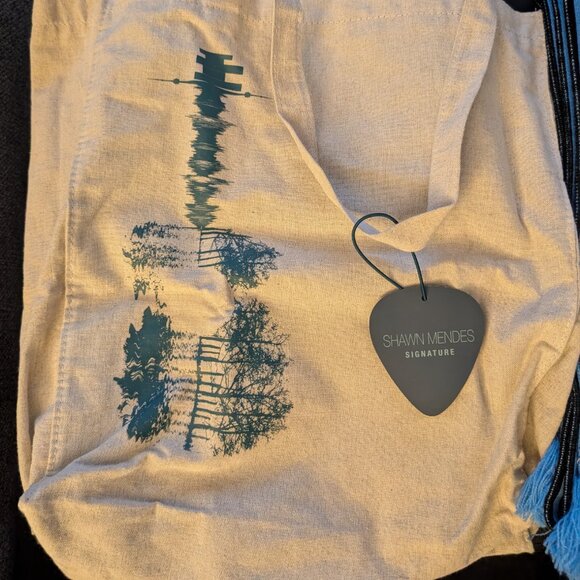 SHAWN MENDES PRIZE PACK - Picture 2 of 10